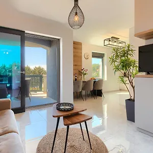 Wing 77 By Interhome Pula